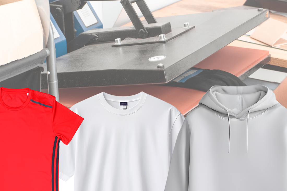DTF-Druck auf Baumwolle, Polyester und Mischgewebe – Vergleich von T-Shirts, Sportshirt und Hoodie neben DTF-Folie und Transferpresse
